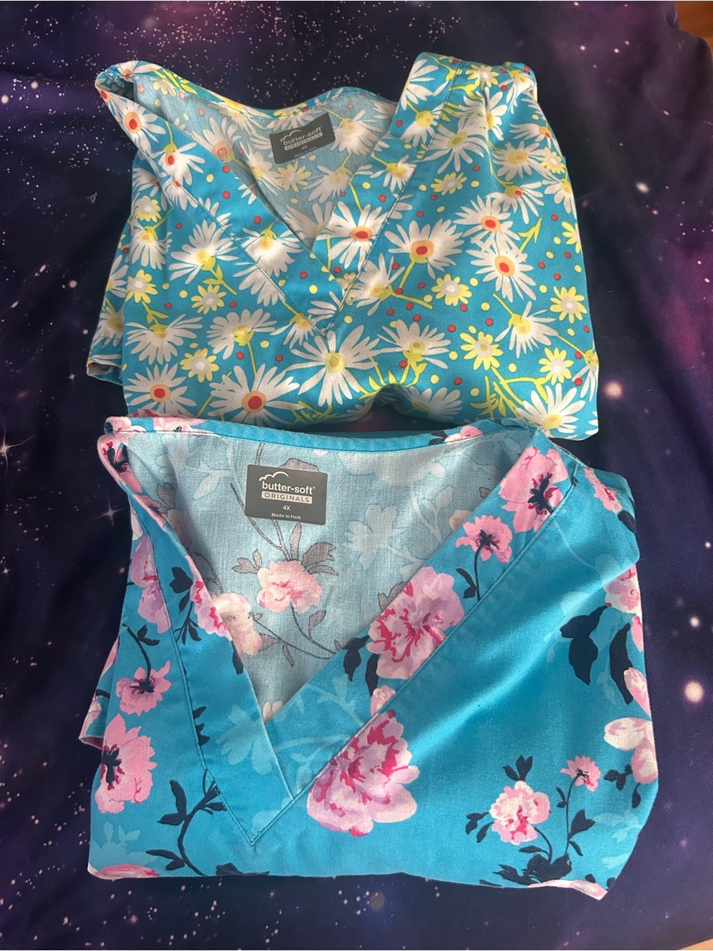 4x butter-soft Women's Short-Sleeve V-Neck Scrub Top - Floral
